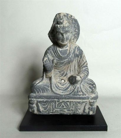 null Bouddha auréolé assis sur un trône, la main droite en position d'absence de...