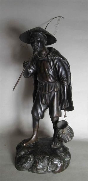 null "Indochinois portant une jarre" Sculpture en bronze à patine brune - Ht : 36...