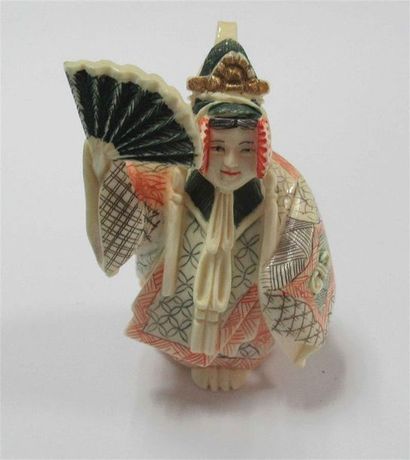 null Netsuke en ivoire polychrome sculpté d'un danseur de Kyogen figurant SHOJO tenant...