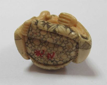 null Netsuke en ivoire polychrome d'un lettré assis tenant un bol d'aumone - Signé...