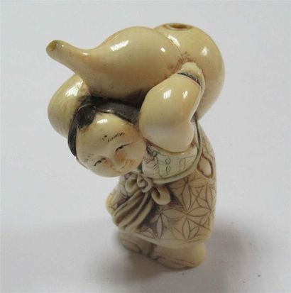 null Original netsuke à trace de polychromie d'un Karako portant une grosse gourde...