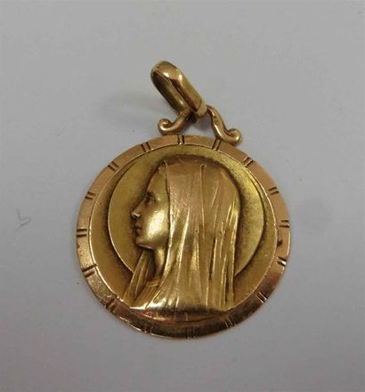 null Médaille de baptème ronde en or jaune 18 K (750/oo) ornée d'un profil de Vierge...