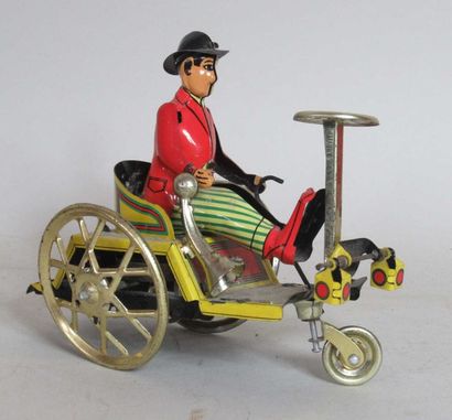 null Tricycle en tôle chromolithographiée avec pilote en tôle imprimée et découpée,...