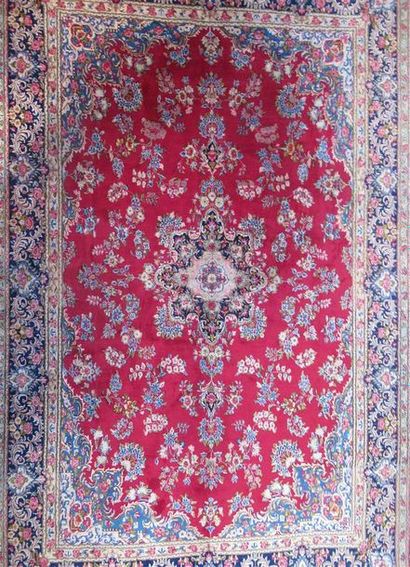 null KIRMAN - IRAN - Important tapis noué en laine à décor de médaillons et de rinceaux...