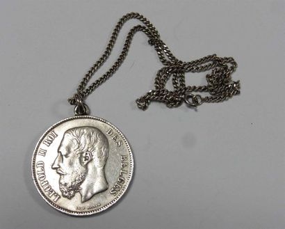 null Pendentif pièce Léopold II Roi des Belges sur une chaine en métal argenté 