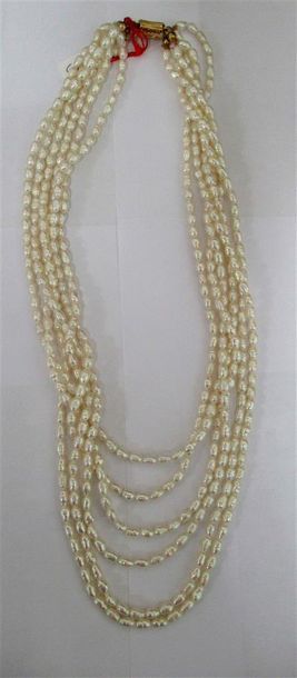 null Collier composé de six rangs de perles de culture baroques, le fermoir en métal...