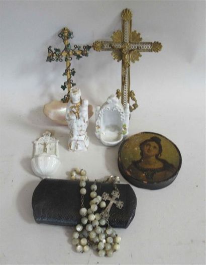null Ensemble de deux crucifix en laiton ajouré, l'un émaillé On y joint une Vierge...