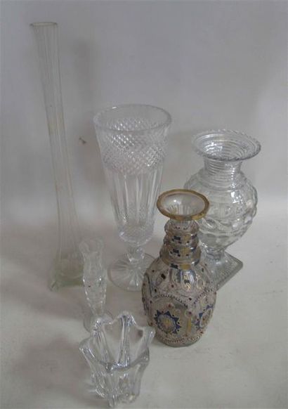 null DAUM FRANCE - Petit vase en cristal moulé - Signé sous la base - Ht : 11,5 cm...