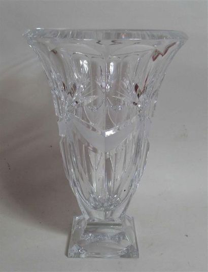 null Important vase en cristal de de BOHEME de forme Médicis à décor ciselé - Ht...