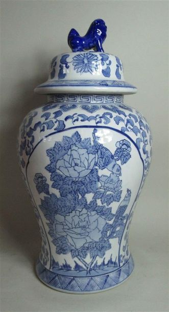 null Vase couvert en porcelaine à décor de camaïeu bleu - Chine, XXe siècle - Ht...