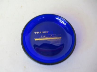null Coupelle en verre bleu à décor imprimé doré du Paquebot France - Diam : 11 cm...