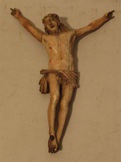 null Christ en ivoire sculpté. Fin de l'époque XVIIIe siècle (petits manques aux...