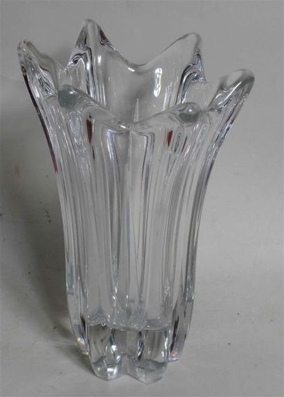 null DAUM FRANCE - Grand vase en cristal à décor polylobé - Signé en creux sur la...