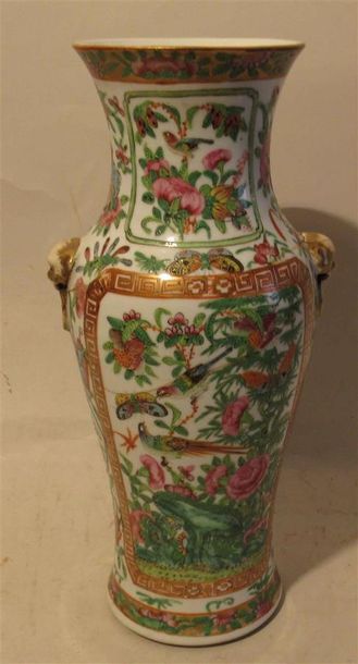 null Vase de forme amphore en porcelaine à décor de papillons et d'oiseaux dans un...