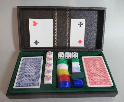 null Malette de jeux comprenant 2 jeux de cartes, 3 dés, jetons et 5 dés 