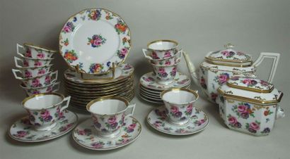 null LIMOGES - Service à thé en porcelaine à décor de roses polychrome comprenant...