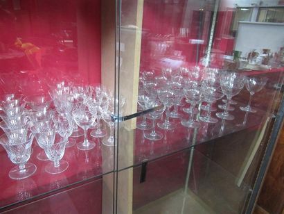 null PARTIE DE SERVICE de verres en cristal taillé à motifs stylisés en pointe de...
