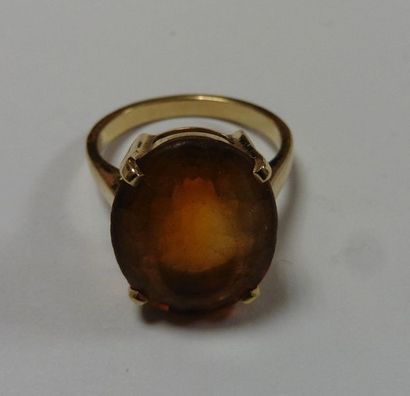 null Bague en or jaune 18 K (750/oo) surmonté d'une pierre en verre de couleur orange...