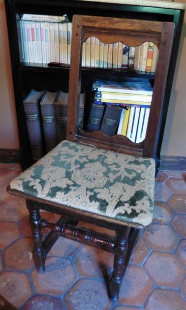 null Petite table en chêne ouvrant par un tiroir - XVIIe siècle Deux chaises en chêne...