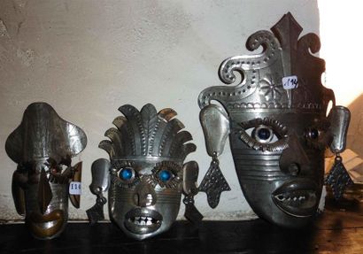 null Masque décoratif en tôle repoussée et ajourée - Travail mexicain, XXe siècle...