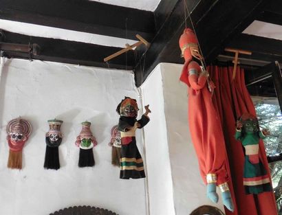 null Ensemble de trois marionnettes et quatre masques en tissu - Thaïlande, XXe siècle...