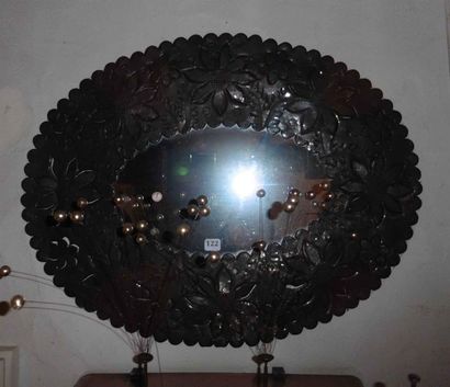 null Miroir en fer repoussé et ciselé - XXe siècle Trois assiettes décoratives en...