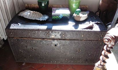 null Coffre en bois recouvert d'une garniture en cuir de Cordoue - XIXe siècle (accidents)...