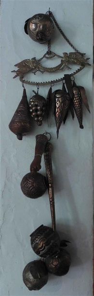 null Ensemble d'objets en cuivre repoussé dont grelots et divers - Travail brésilien,...