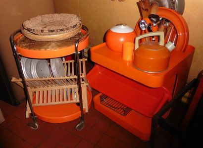 null Ensemble de cuisine en PVC de couleur orange comprenant : sellette, table roulante,...