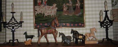 null Ensemble de huit chevaux décoratifs Paire de chandeliers en fer forgé montés...