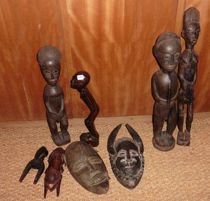 null Ensemble de 7 statuettes africaines ou masques - Travail moderne Exposition...