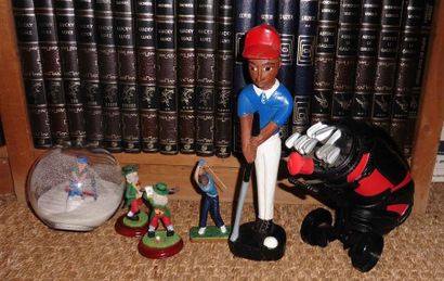 null Ensemble d'objets décoratifs : golf et balles Deux reproductions encadrées anglaises...