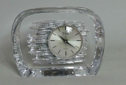 null DAUM FRANCE - Pendule de bureau de forme ovale - Epreuve en verre blanc épais...