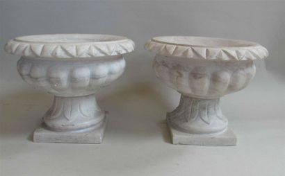 null Deux petits vases dits "Médicis" en marbre H. : 29 cm 