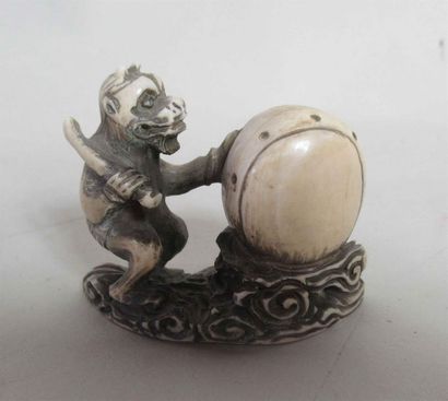 null Netsuke en ivoire bien sculpté de RAIDEN dieu du Tonnerre debout sur un nuage...