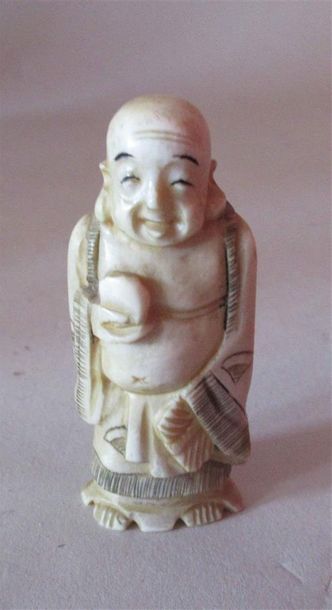 null Petit okimono en ivoire bien sculpté du souriant Hotei, protecteur des enfants...