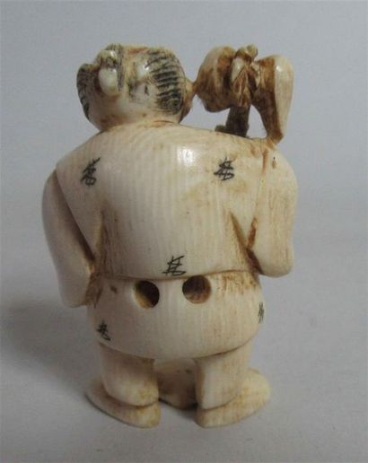 null Netsuké en ivoire figurant un homme s'appuyant sur une canne - Ht : 5 cm 
