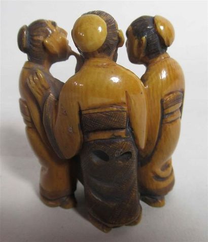 null Netsuké en ivoire figurant trois sages à la marmitte - Ht : 5,2 cm 
