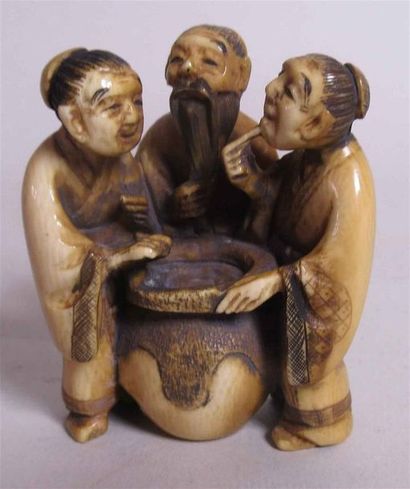 null Netsuké en ivoire figurant trois sages à la marmitte - Ht : 5,2 cm 