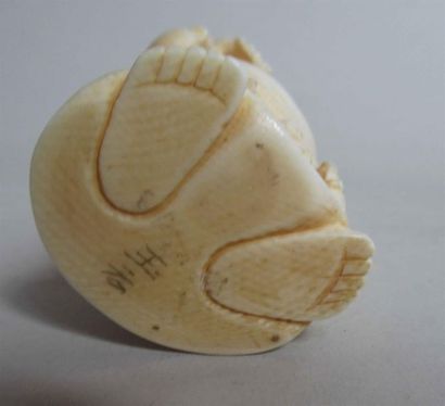 null Important okimono en ivoire figurant un Bouddha - Ht : 8,2 cm 