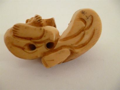 null Netsuke en ivoire bien sculpté de deux paysans assis lisant un livre de poésie...