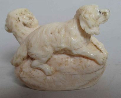 null Okimono en ivoire figurant deux chiens, les yeux en sulfure - Ht : 4,2 cm (manque...