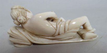 null Okimono en ivoire sculpté figurant une femme médecin allaitant - Lg : 7,7 cm...