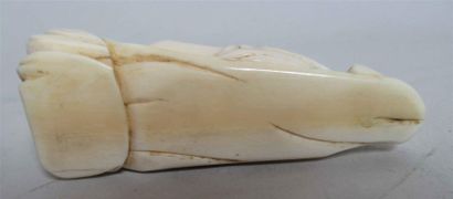null Okimono en ivoire sculpté figurant une femme médecin allaitant - Lg : 7,7 cm...