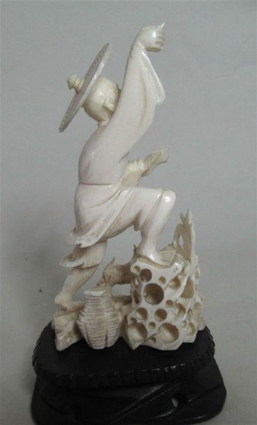 null Okimono en ivoire sculpté figurant un homme avec son chien - Sur socle bois...