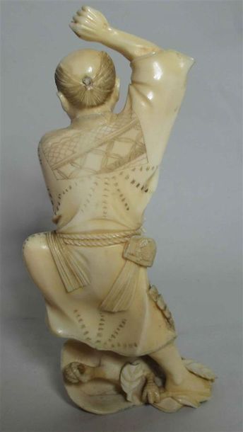 null Okimono en ivoire figurant un homme et un aigle - Ht : 16,5 cm 