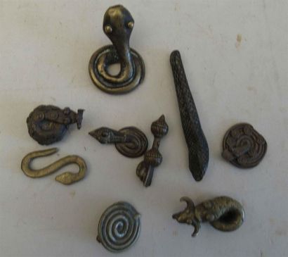 null 9 sujets en bronze à patine médaille : serpents - Afrique, début du XXe siècle...