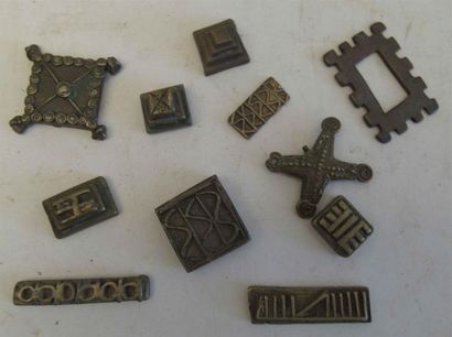 null 11 objets en bronze à patine médaille : amulettes et sujets géométriques - Afrique,...