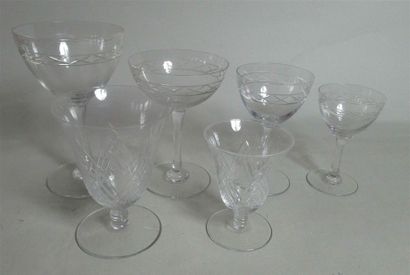 null PARTIE DE SERVICE de verres en cristal taillé à motifs stylisés en pointe de...