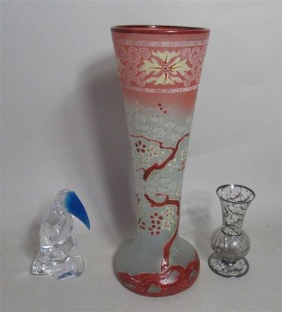 null Vase cylindrique à bas renflée en verre opaque émaillé d'une branche de cerisier...
